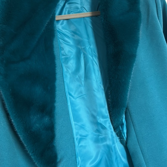 Beautiful long winter coat with fur collar & cuffs - Picture 10 of 10